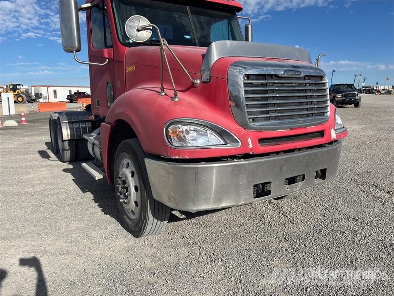 Freightliner C120 6x4 T/A Day Cab Truck Tractor Vilcēji