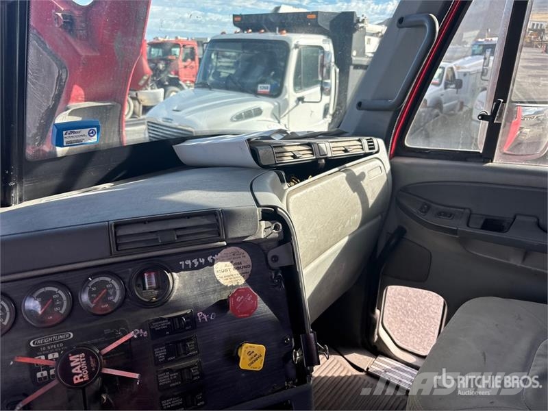 Freightliner C120 T/A Day Cab Truck Tractor Vilcēji