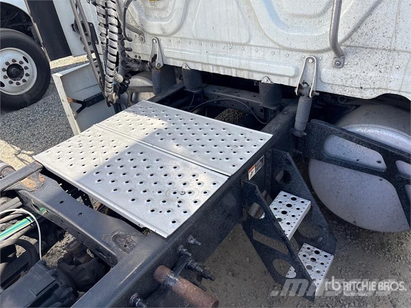 Freightliner Cascadia 125 6x4 T/A Sleeper Truck Tractor Tegljači
