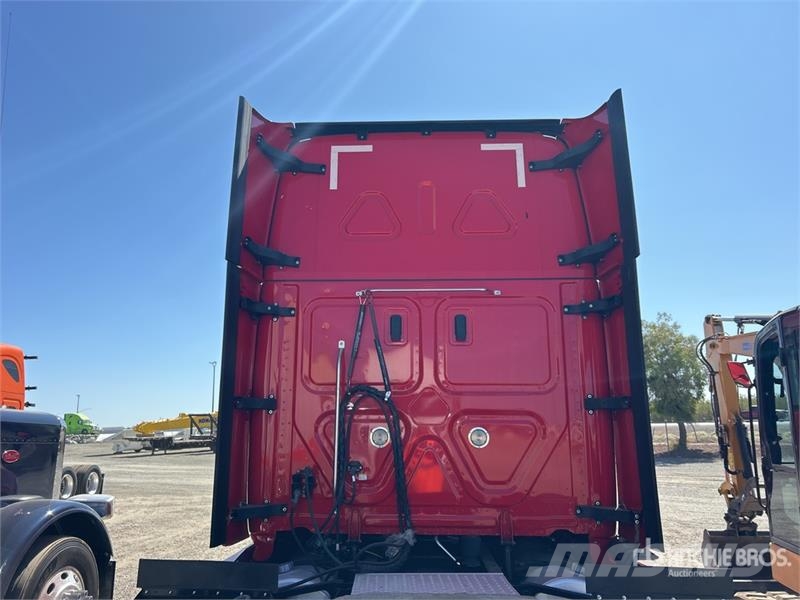 Freightliner Cascadia 126 T/A Sleeper Truck Tractor Tractor Units