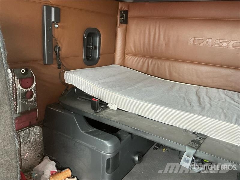 Freightliner Cascadia 126 6x4 T/A Sleeper Truck Tractor Тягачі