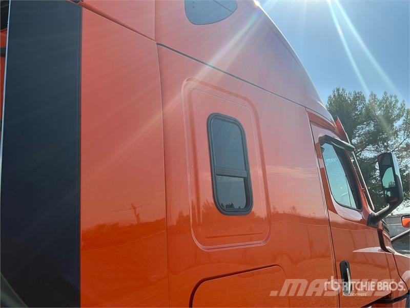 Freightliner Cascadia 126 6x4 T/A Sleeper Truck Tractor 트랙터 유닛