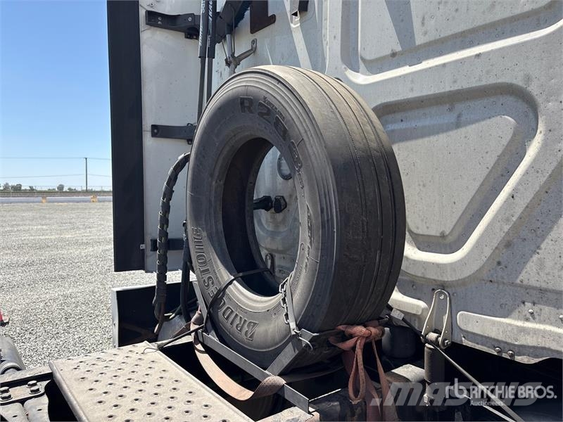 Freightliner Cascadia 126 6x4 T/A Sleeper Truck Tractor وحدات الجر