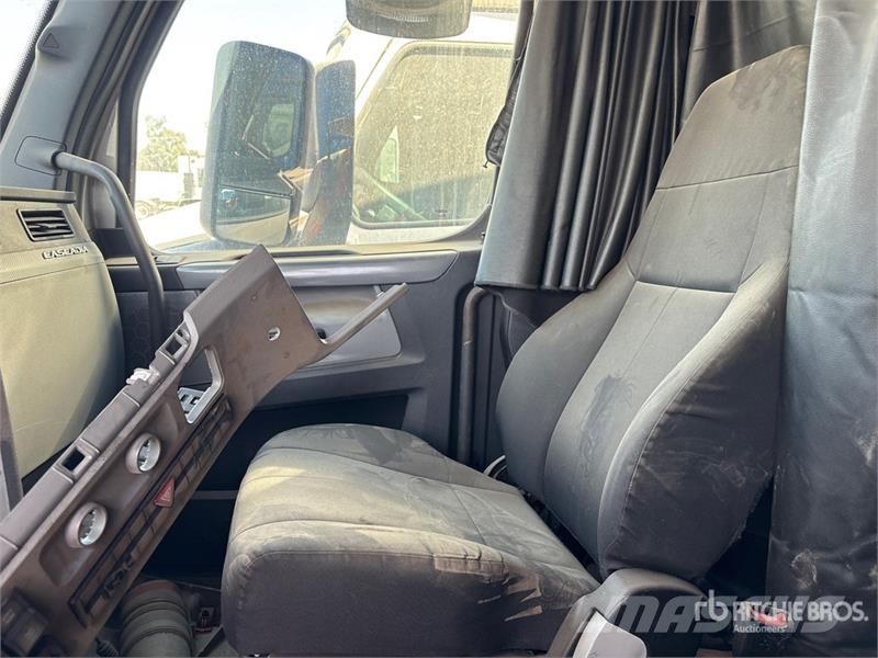 Freightliner Cascadia 126 6x4 T/A Sleeper Truck Tractor Vilcēji
