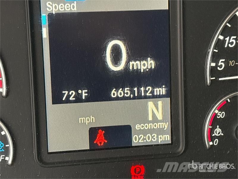Freightliner Cascadia 126 6x4 T/A Sleeper Truck Tractor 中古トラクターヘッド | トレーラーヘッド