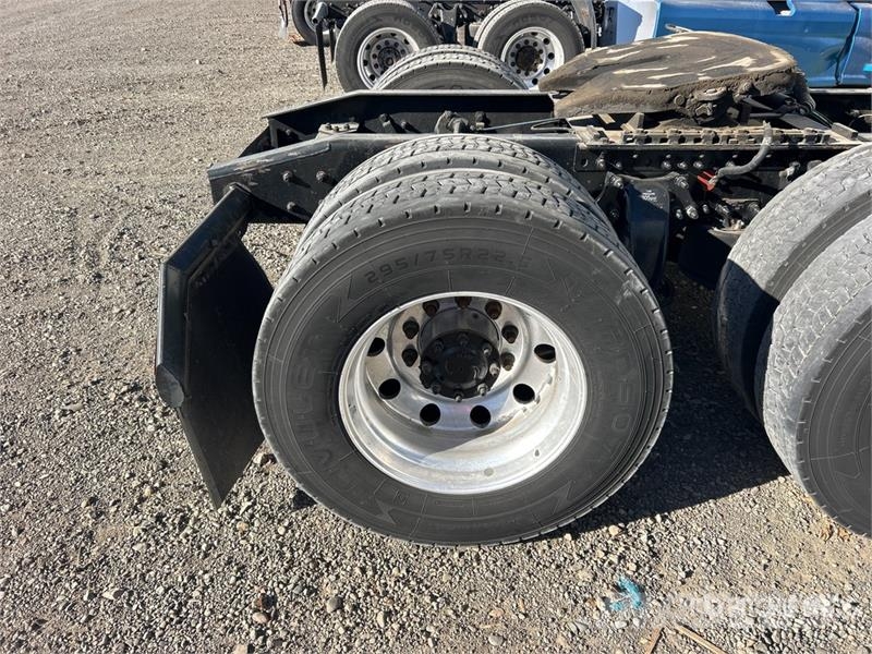 Freightliner Cascadia 126 6x4 T/A Sleeper Truck Tractor (Inoper Тягачі
