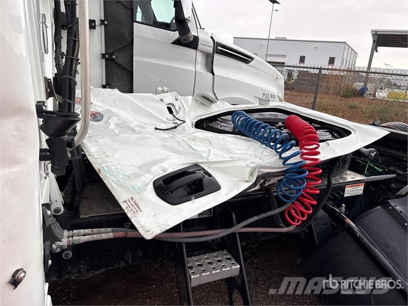 Freightliner Cascadia 126 6x4 T/A Sleeper Truck Tractor (Inoper Naudoti vilkikai