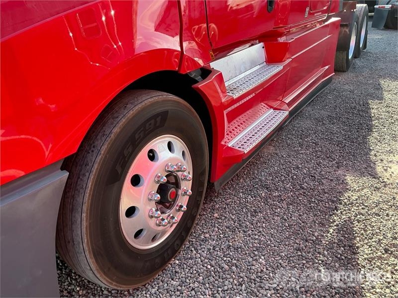 Freightliner Cascadia 126 T/A Sleeper Truck Tractor Tractor Units