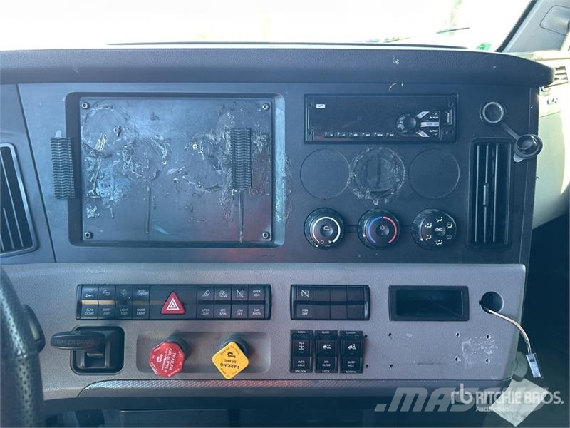 Freightliner Cascadia 126 6x4 T/A Sleeper Truck Tractor (Inoper Тягачі