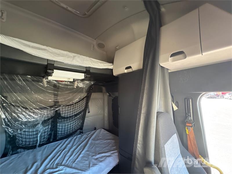 Freightliner Cascadia 126 6x4 T/A Sleeper Truck Tractor Naudoti vilkikai