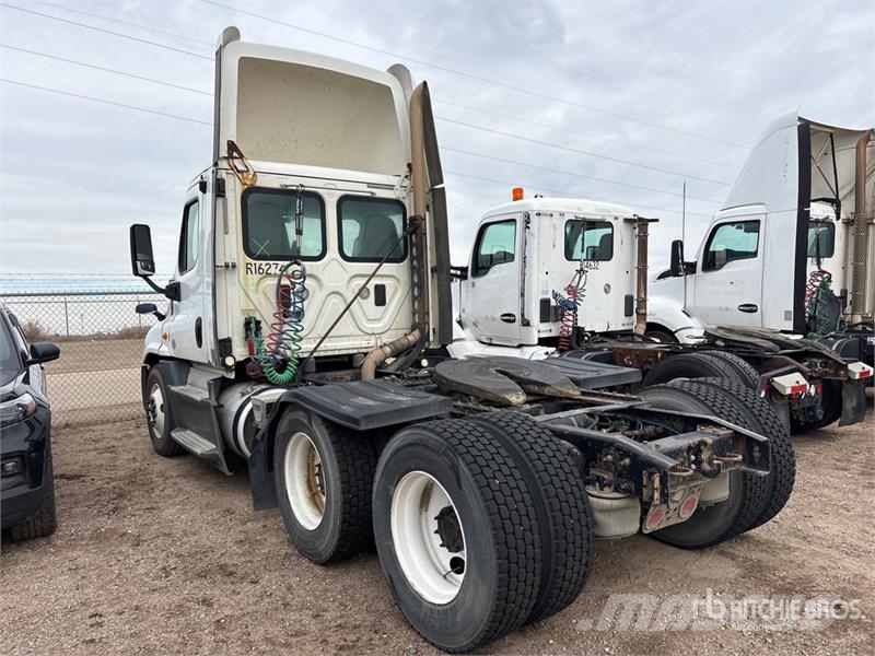 Freightliner Cascadia 6x4 T/A Day Cab Truck Tractor Vilcēji