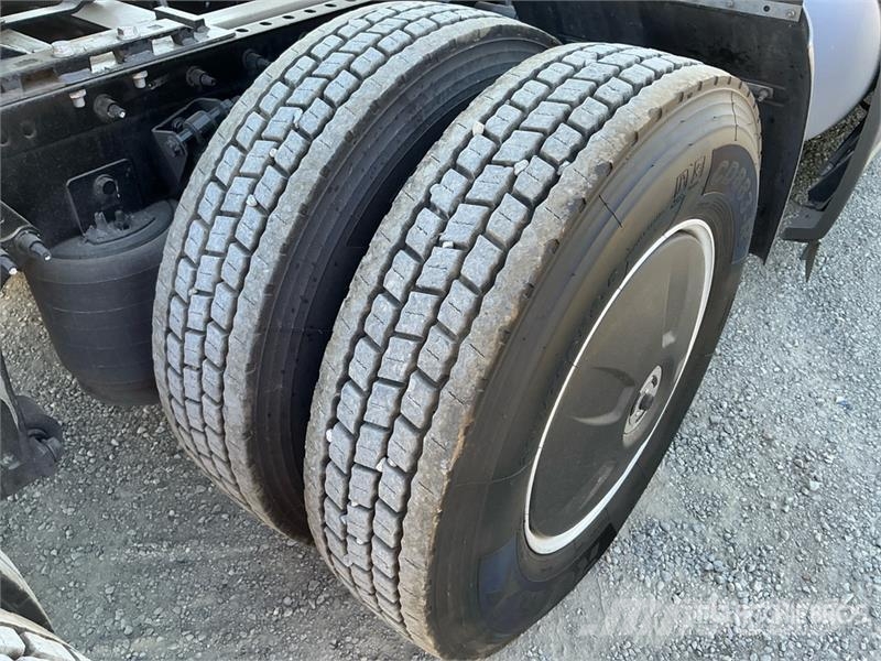 Freightliner Cascadia 126 6x4 T/A Sleeper Truck Tractor وحدات الجر