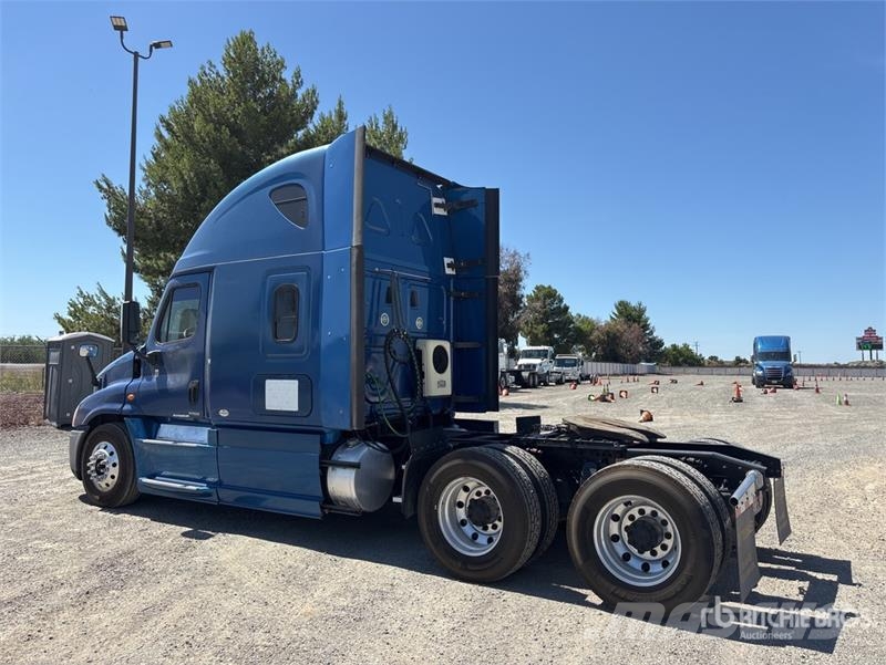 Freightliner Cascadia 125 6x4 T/A Sleeper Truck Tractor Cabezas tractoras