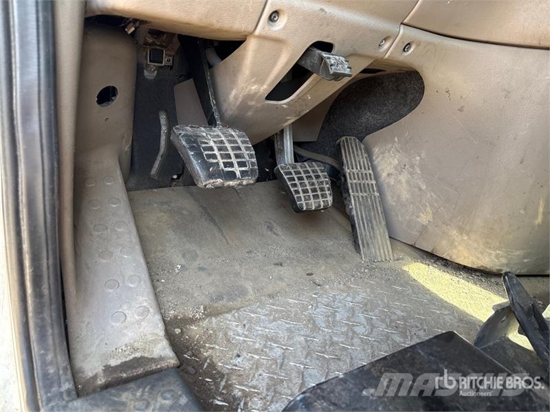 Freightliner Cascadia 125 6x4 Roll-Off Truck (Inoperable) شاحنات لوادر