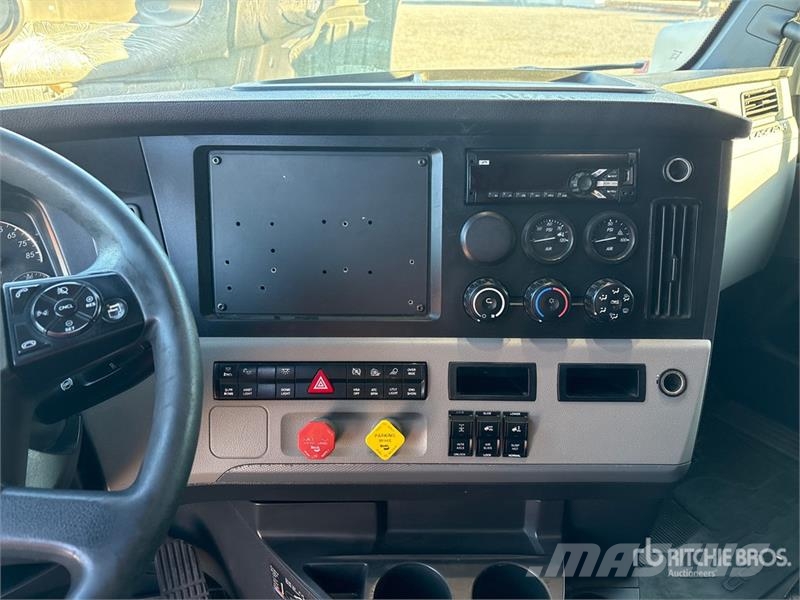 Freightliner Cascadia 126 T/A Sleeper Truck Tractor Tegljači