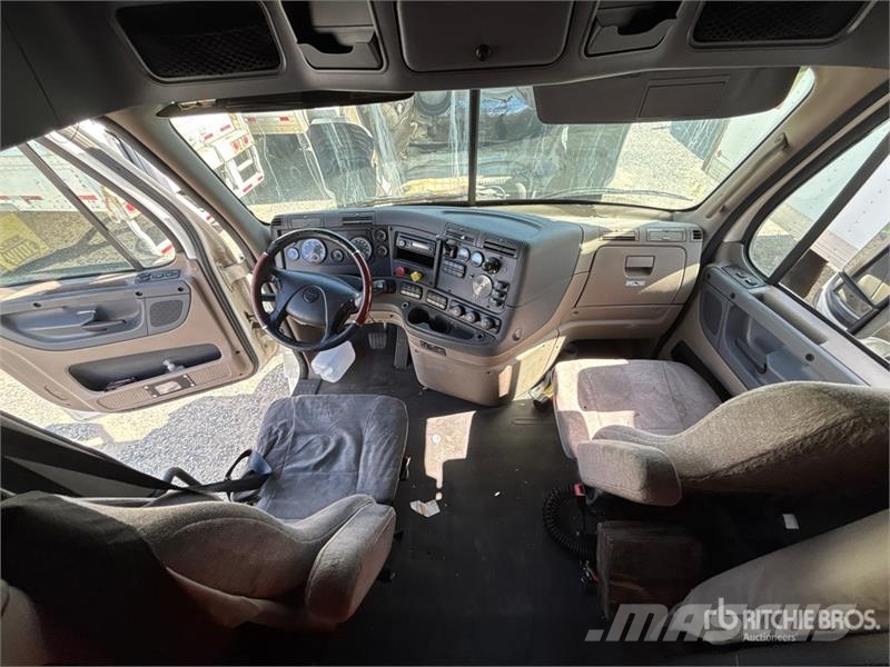 Freightliner Cascadia 125 6x4 T/A Sleeper Truck Tractor Tegljači