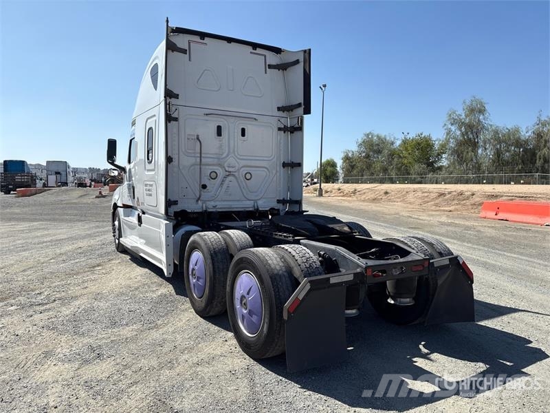 Freightliner Cascadia 126 6x4 T/A Sleeper Truck Tractor Nyergesvontatók