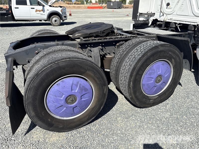 Freightliner Cascadia 126 6x4 T/A Sleeper Truck Tractor Nyergesvontatók