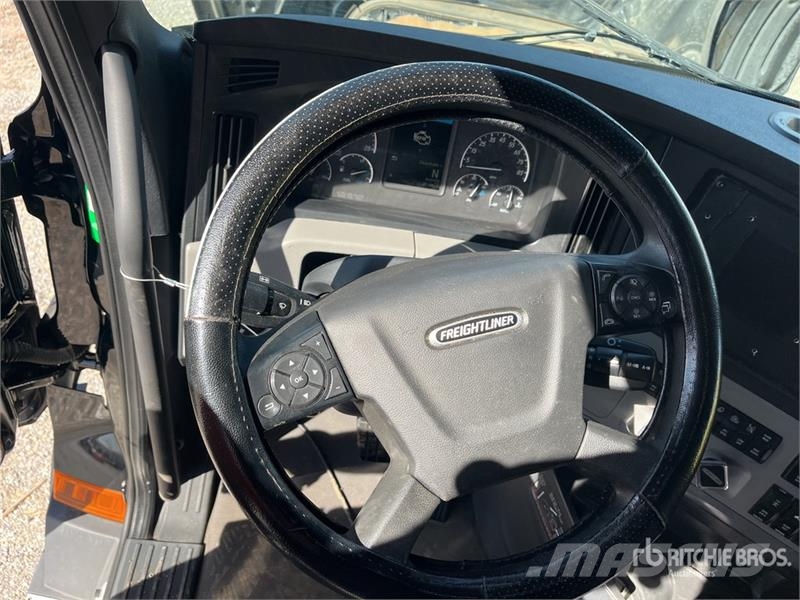 Freightliner Cascadia 126 6x4 T/A Sleeper Truck Tractor Sattelzugmaschinen