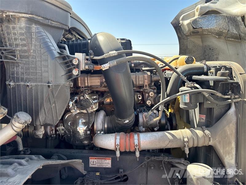 Freightliner Cascadia 126 6x4 T/A Sleeper Truck Tractor Vlačilci