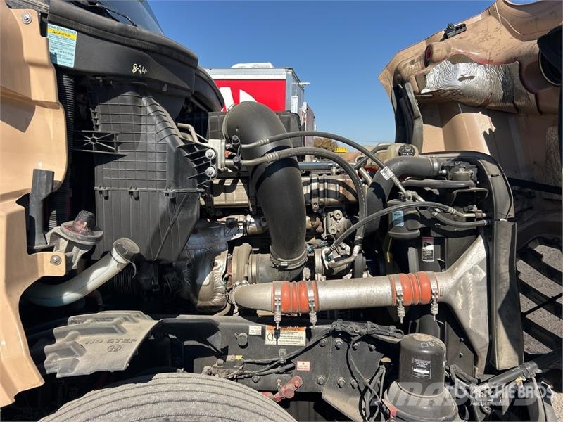 Freightliner Cascadia 126 6x4 T/A Sleeper Truck Tractor Sattelzugmaschinen