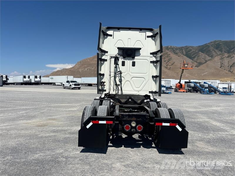 Freightliner Cascadia 125 6x4 T/A Sleeper Truck Tractor Тягачі