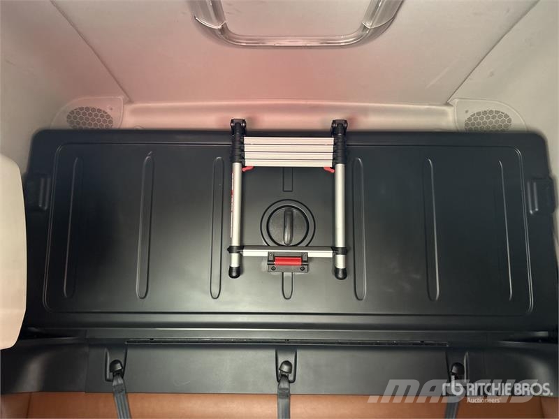 Freightliner Cascadia 126 T/A Sleeper Truck Tractor Tractor Units