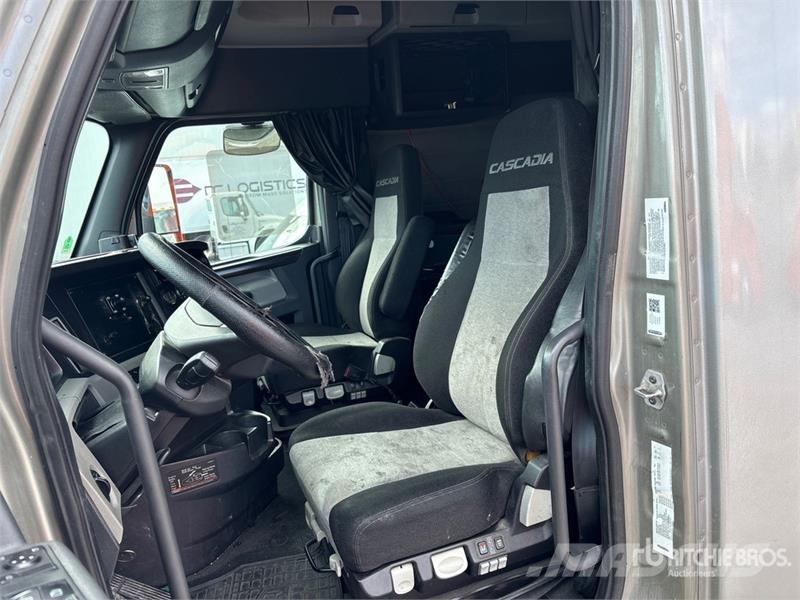 Freightliner Cascadia 126 6x4 T/A Sleeper Truck Tractor Sattelzugmaschinen