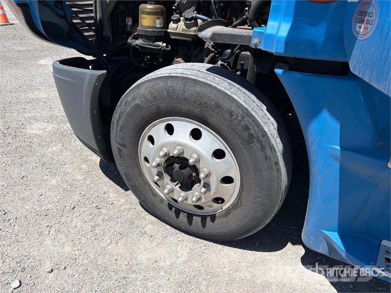 Freightliner Cascadia 125 6x4 T/A Sleeper Truck Tractor Vlačilci