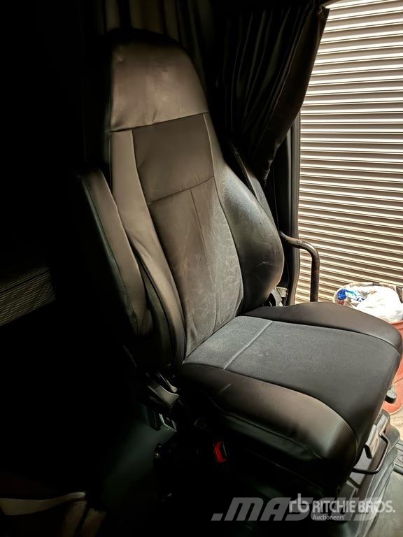 Freightliner Cascadia 126 6x4 T/A Sleeper Truck Tractor Tractores (camiões)