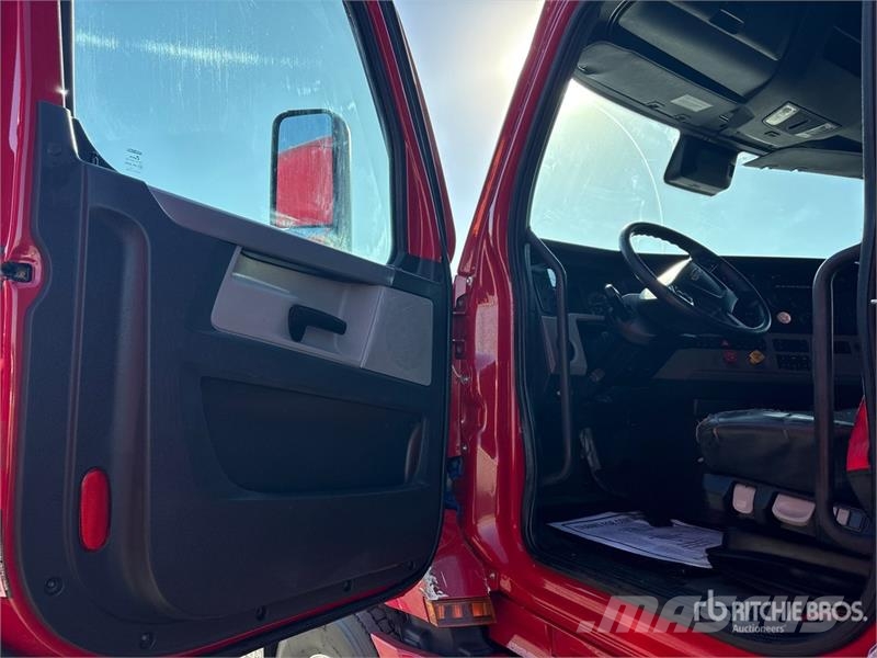 Freightliner Cascadia 126 6x4 T/A Sleeper Truck Tractor وحدات الجر