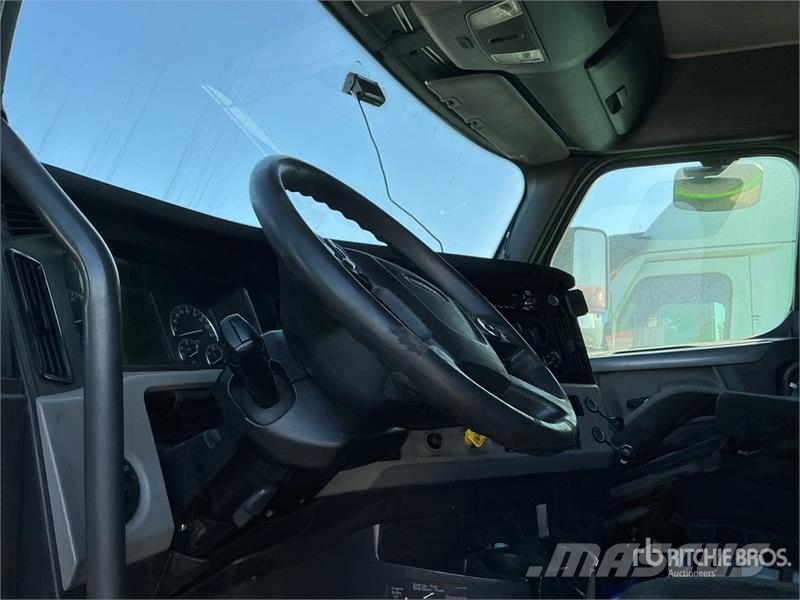 Freightliner Cascadia 126 T/A Sleeper Truck Tractor (Inoperable Тягачі
