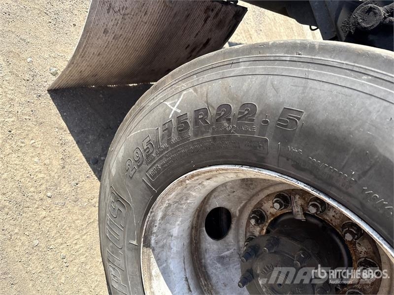 Freightliner Cascadia 125 6x4 Roll-Off Truck (Inoperable) شاحنات لوادر