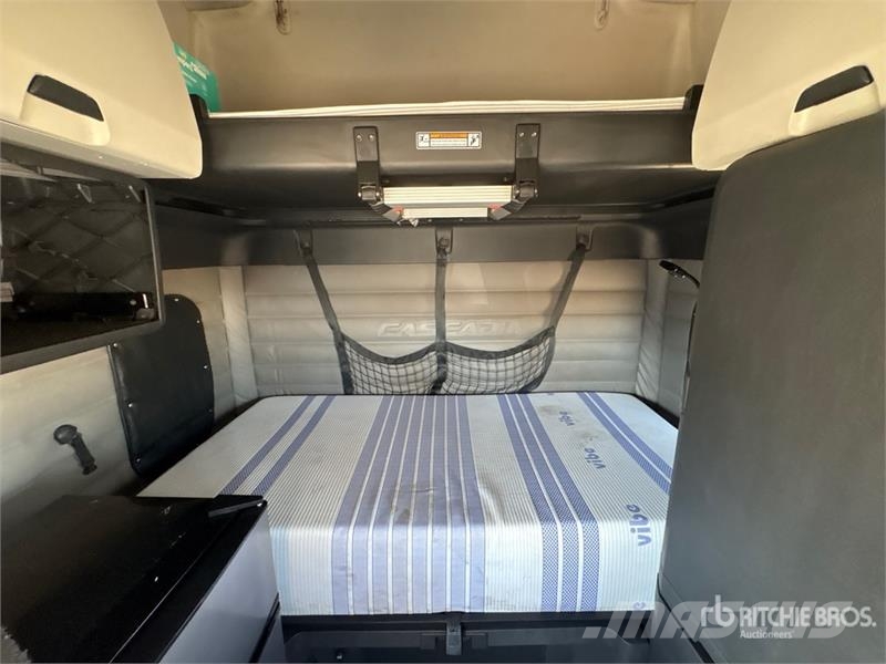Freightliner Cascadia 126 6x4 T/A Sleeper Truck Tractor Nyergesvontatók