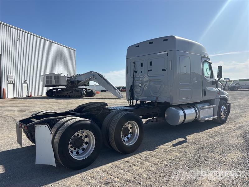 Freightliner Cascadia 125 6x4 T/A Sleeper Truck Tractor 曳引機組件