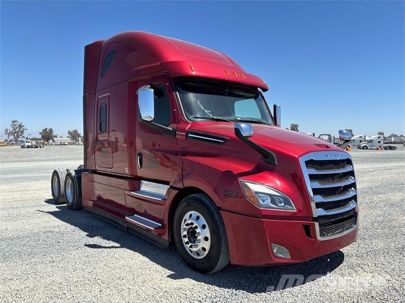 Freightliner Cascadia 126 6x4 T/A Sleeper Truck Tractor Тягачі