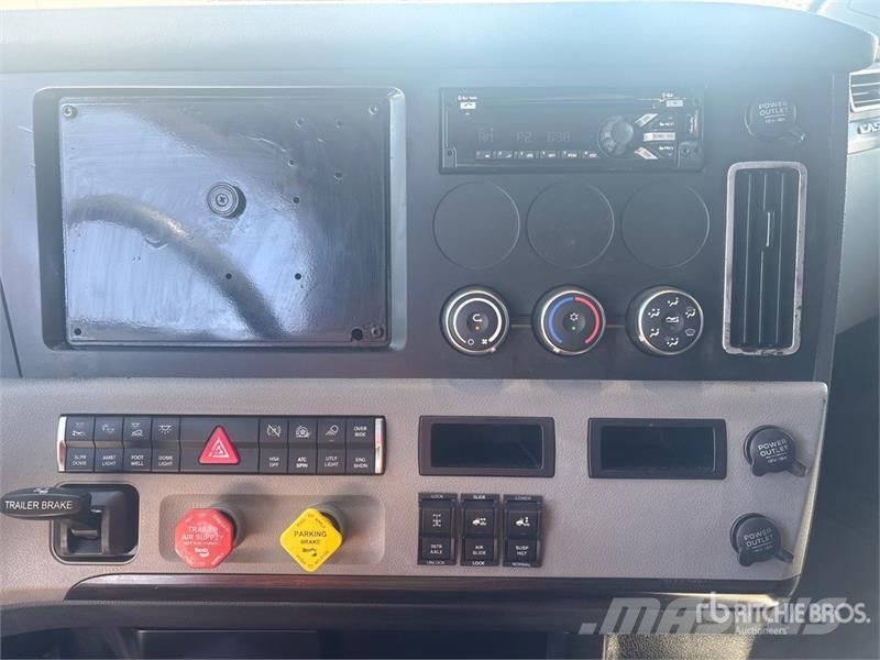 Freightliner Cascadia 126 6x4 T/A Sleeper Truck Tractor Nyergesvontatók