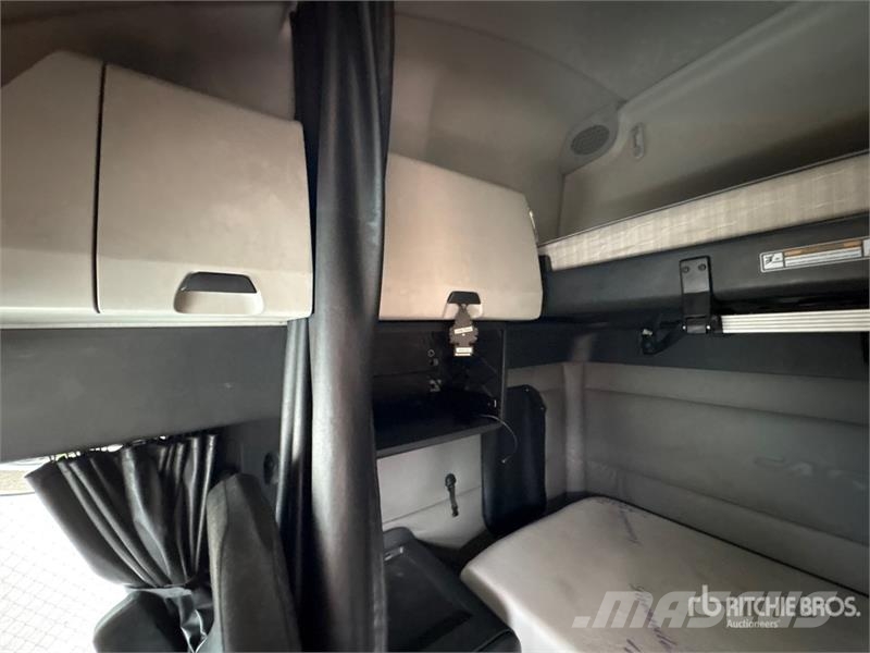 Freightliner Cascadia 126 6x4 T/A Sleeper Truck Tractor Tegljači