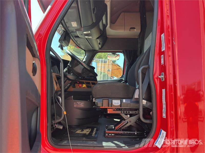 Freightliner Cascadia 126 T/A Sleeper Truck Tractor Tractor Units
