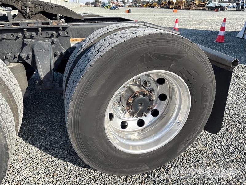 Freightliner Cascadia 126 6x4 T/A Sleeper Truck Tractor Тягачі