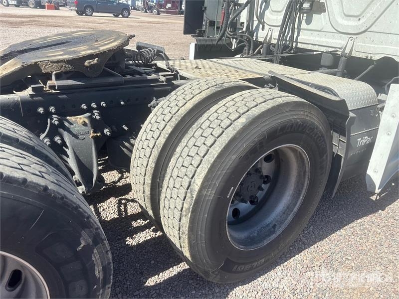 Freightliner Cascadia 126 6x4 T/A Sleeper Truck Tractor (Inoper 曳引機組件