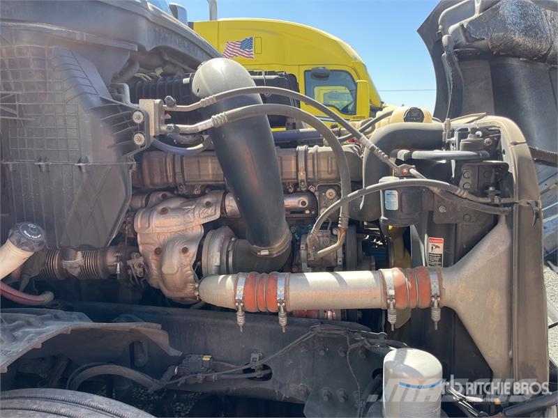Freightliner Cascadia 126 6x4 T/A Sleeper Truck Tractor Тягачі
