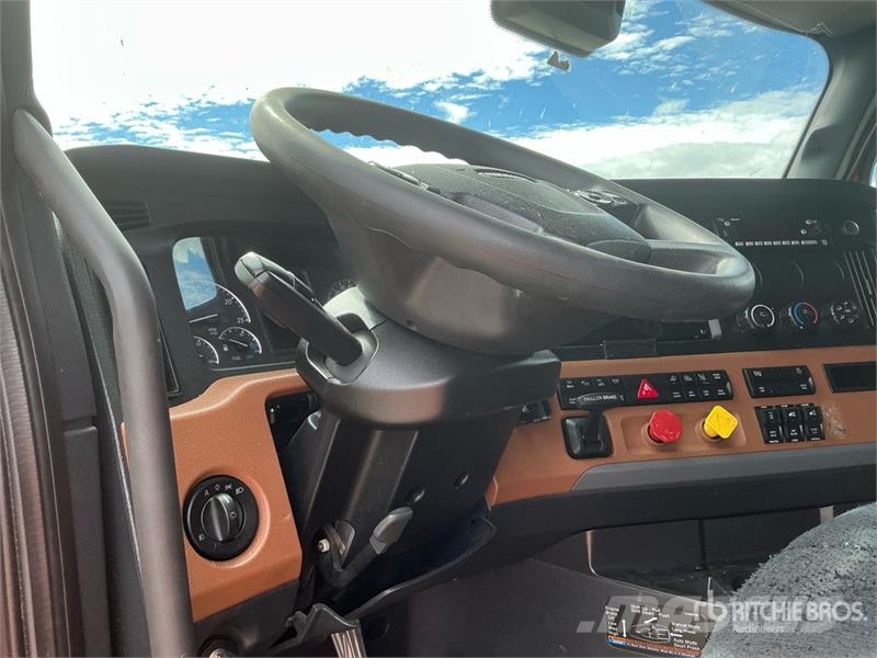 Freightliner Cascadia 126 6x4 T/A Sleeper Truck Tractor Тягачі