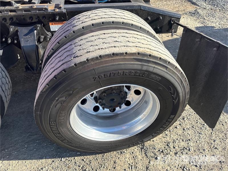 Freightliner Cascadia 126 6x4 T/A Sleeper Truck Tractor Tractor Units