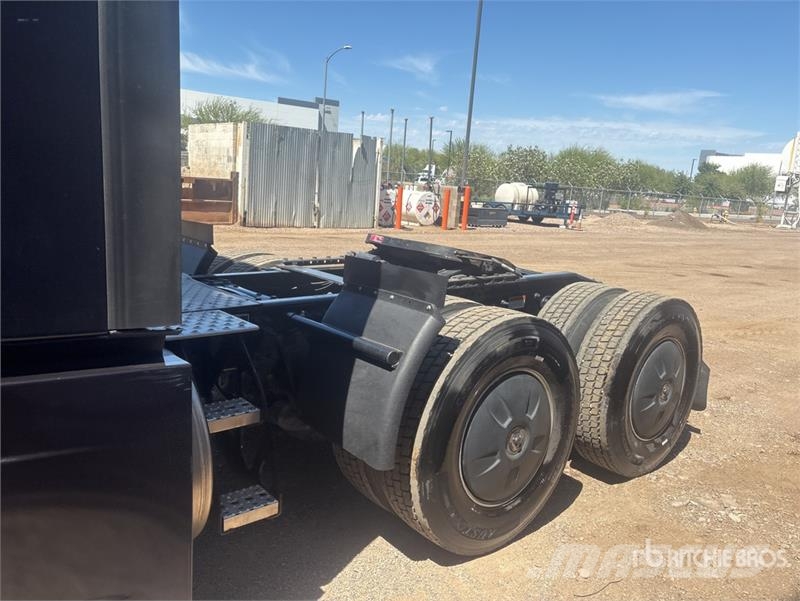 Freightliner Cascadia 126 6x4 T/A Sleeper Truck Tractor Motrici e Trattori Stradali