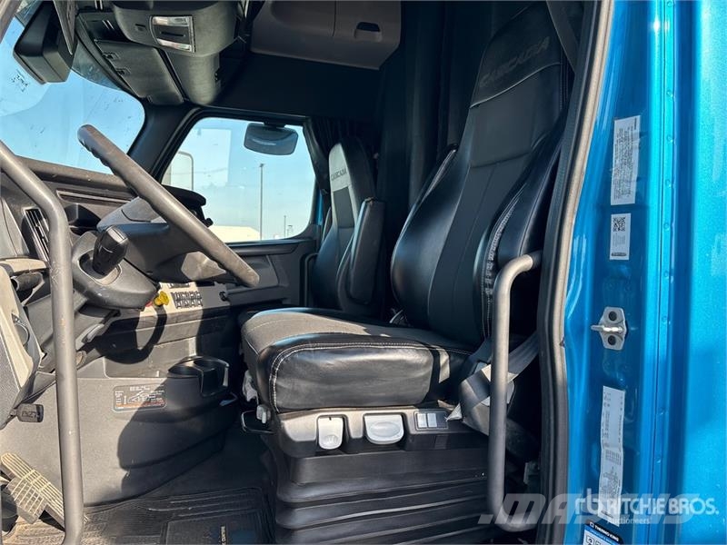 Freightliner Cascadia 126 6x4 T/A Sleeper Truck Tractor Тягачі