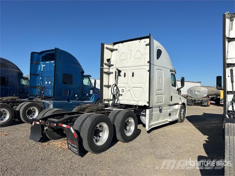 Freightliner Cascadia 126 6x4 T/A Sleeper Truck Tractor (Inoper Тягачі