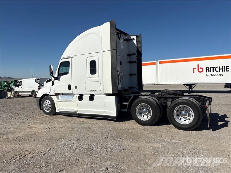 Freightliner Cascadia 126 6x4 T/A Sleeper Truck Tractor Trekkvogner