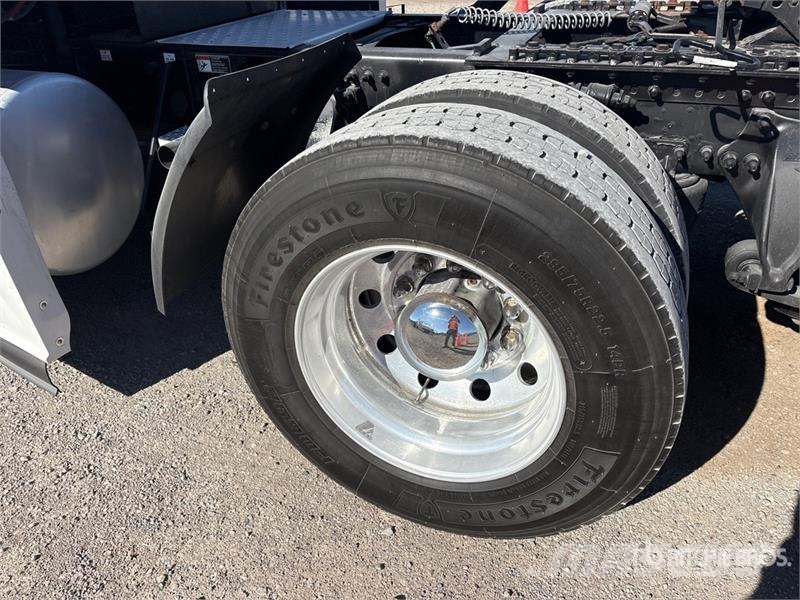 Freightliner Cascadia 126 6x4 T/A Sleeper Truck Tractor Trekkvogner