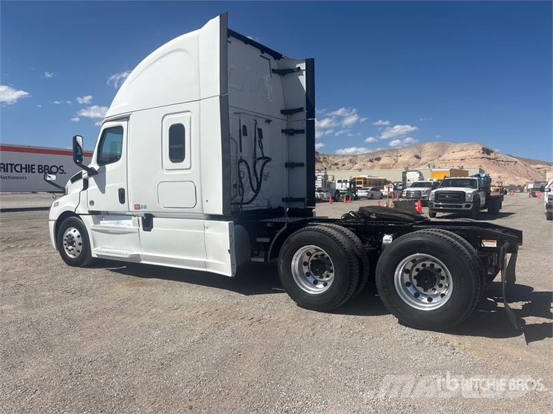 Freightliner Cascadia 126 6x4 T/A Sleeper Truck Tractor Nyergesvontatók
